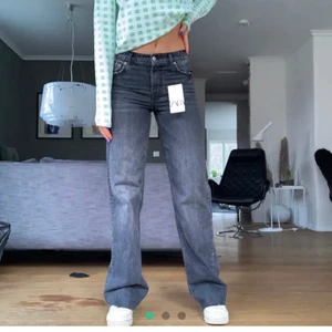 Raka jeans - Helt nya grå raka jeans från zara. De är långa och har medelhög midja, modellen heter ”90s full length rainfall”💓 Försmå för mig så aldrig använda och lappen är kvar! (lånade bilder) BUD JUST NU: 300 kr! Avslutas 25/3! KÖP DIREKT för 350 + frakt❤️