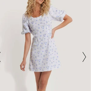 klänning NA-KD - Ur söt klänning från nakd. Använt den 2 gånger. Säljer den för att den är lite för liten. En perfekt kläning till sommaren. Hellt fläk fri! 