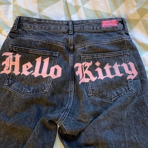 Svin coola hello Kitty jeans från bershka  - Säljer dessa as balla jeans då de tyvärr var för små för mig. Står att det är 38 men passar mer 36,34. Köpt här på Plick men dom är som nya (förra tjejen använde dessa två gånger bara) högst bud får dom 🥰