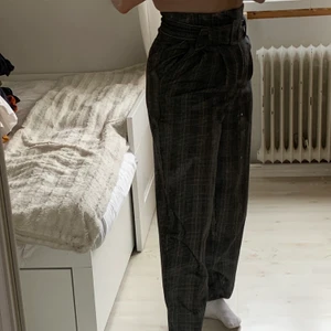 Gråa kostymbyxor  - Gråa rutiga kostymbyxor från GinaTricot. Sällan använda. Jag är 163 och skulle rekommendera byxorna till någon som är lite längre än mig eftersom dem är i längsta laget. Köpare står för frakt.