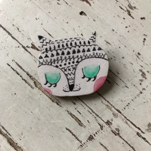 Kattbrosch - Jättesöt brosch med en handgjord katt i trä.🐱 Köpt av en designer och väldigt fint skick! Köparen står för frakten💕