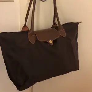 En jättefin handväska som är ihopvikbar💕 Den är rymlig och tar lite plats när man lägger undan den efter användning💕