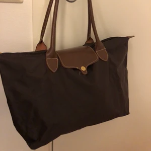 Brun handväska - En jättefin handväska som är ihopvikbar💕 Den är rymlig och tar lite plats när man lägger undan den efter användning💕