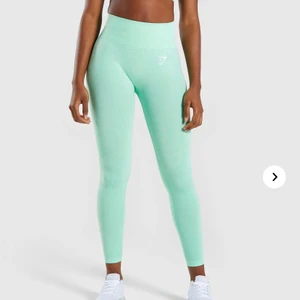 Gymshark tights - Träningstights från gymshark i en ljusgrön färg. Tyget är lite utnött bak men det är något som knappt syns när man har på sig dom (se sista bilden). Lågt pris pga det. Storlek S
