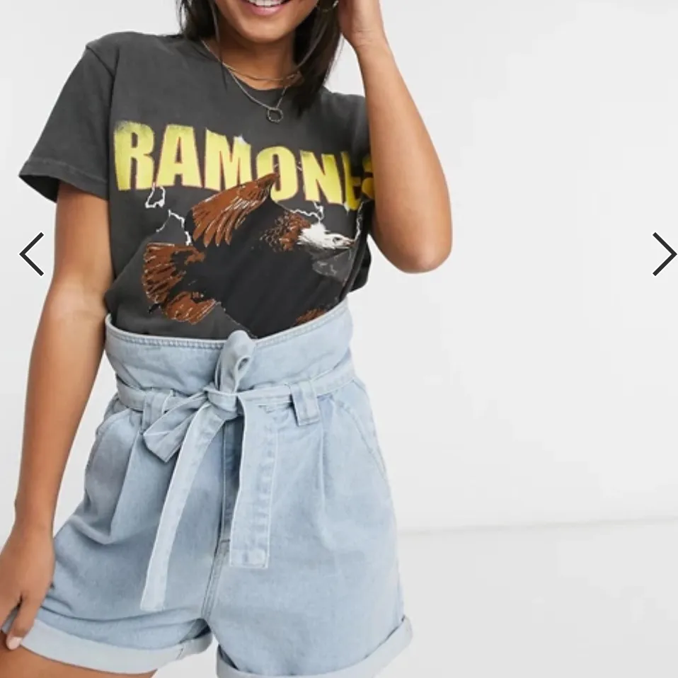 Säljer en cool grå ”Ramones”-T-shirt i storlek 34. Aldrig använd. Köparen står för frakt. T-shirts.