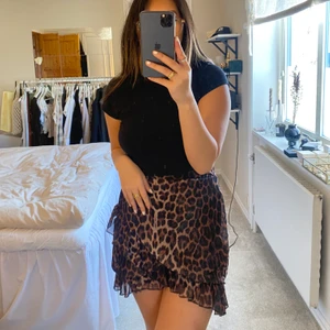 Leopard kjol - NELLY - Leopard kjol i nyskick och kommer tyvärr aldrig till användning. Nypris ca 300kr, frakt tillkommer om man inte kan mötas upp i Växjö eller Emmaboda.