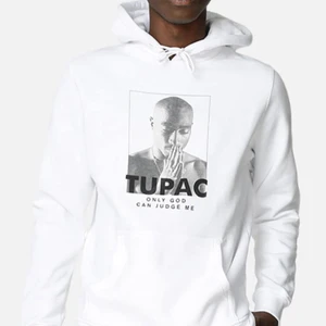 tupac huddie - En skit snygg vit tupac huddie i storlek M, Säljs pga att det inte kommer till användning, jätte bra skick, använd få tal gånger. Köparen står för frakt