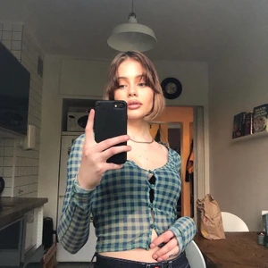 Tröja - Söt långärmad cropped tröja! Ganska tunt material i härliga vårfärger! Den har knappar längst fram! Jättesöt 