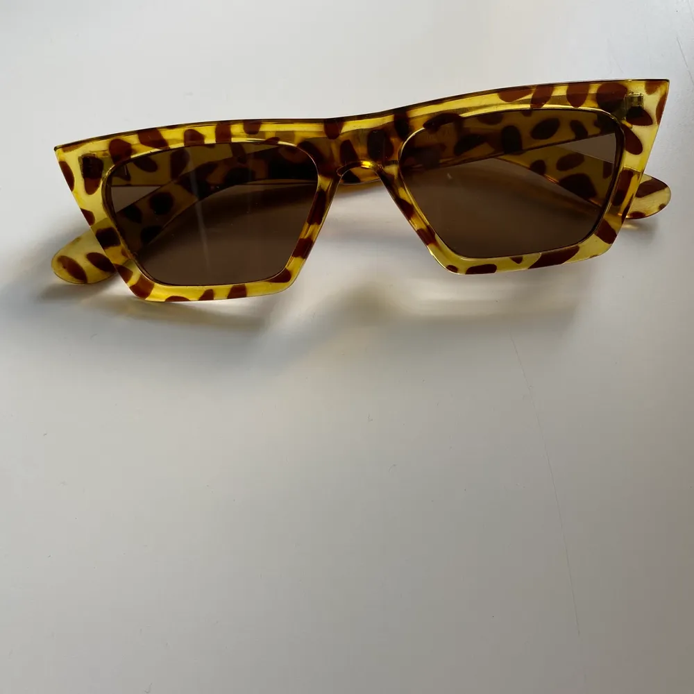 Coola solglasögon i cateye modell med leopardmönster typ. Snygga och bekväma, köparen står för frakten😛. Accessoarer.