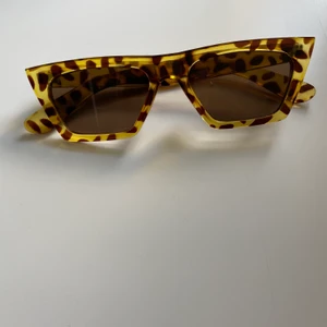 Solglasögon  - Coola solglasögon i cateye modell med leopardmönster typ. Snygga och bekväma, köparen står för frakten😛