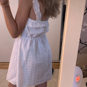 Superfin blommig somrig klänning i storlek S - Verkligen superfin och skön sommarklänning i storlek S. Minns inte vart den är köpt men köpte för minst 400kr❤️ Superhärligt mönster och perfekt nu till sommaren💕 Buda gärna i kommentarerna! PRIS KAN DISSKUTERAS