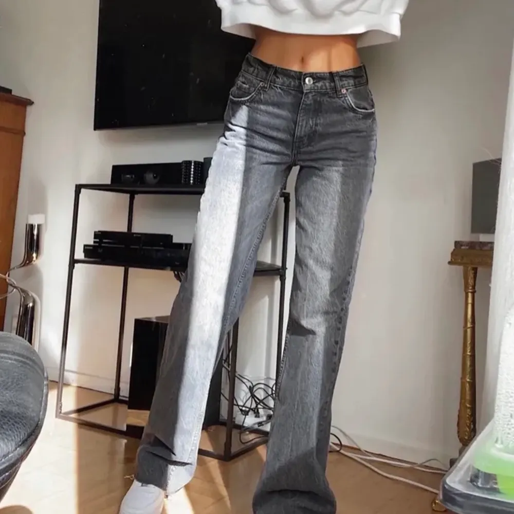 Säljer dessa 90’s full length mid rise jeans från zara som är helt slutsålda! Lånade bilder från förra köparen💕säljer då de ej passade mig💕 om det inte står att byxorna är sålda så finns den kvar!!!. Jeans & Byxor.