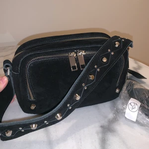 Snygg väska i mocka från adax - Oanvänd väska från Adax 