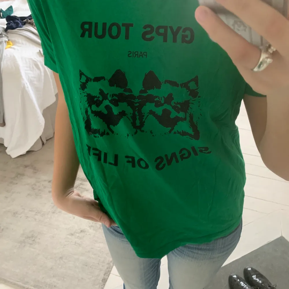 Snygg grön T-shirt från maje, köptes för 850 kr, använd 1 gång!. T-shirts.