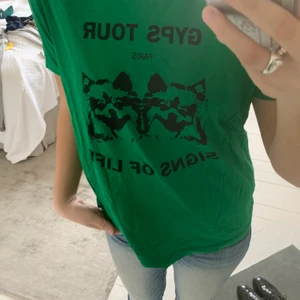 Maje T-shirt, strl s - Snygg grön T-shirt från maje, köptes för 850 kr, använd 1 gång!