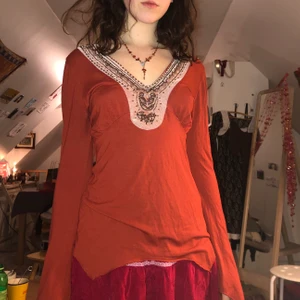 glittrig tröja - långärmad tröja med glitter över bröstet, jättebehagligt material och passar såväl till vardag som till fest!⭐️🍁