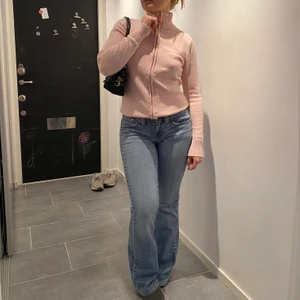 Ljusrosa zip up - Zip up med fin färg nu i vår✨ möts på söder annars står köparen för frakt på 66kr 💕 jag är S!