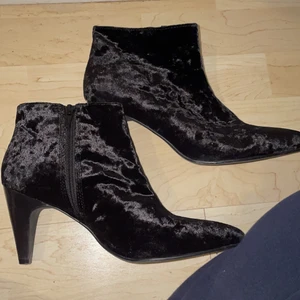 Sammetsklackar - Sammetsklackar från vagabond. Jättebra skick och klacken är inte alls skadad 