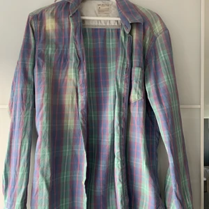 Rutig Skjorta  - Säljer denna skojar som jag köpt secondhand. Har inte fått så stor användning för den och säljer nu vidare den. Skriv privat för fler bilder💗