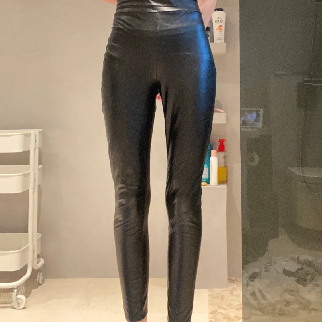 Svarta ”läder” byxor - 90