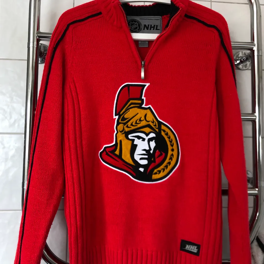 Super fin ”vintage”  fleece med NHL laget Ottawa senators på. Storlek S men passar även mig som oftast har L/XL.  Osäker om jag ska sälja så därför kollar ja om de finns intresse för den❤️. Hoodies.