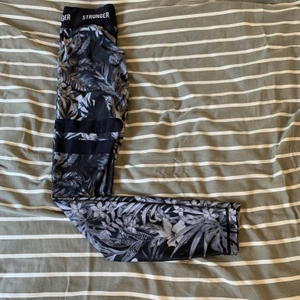 Stronger tights - Använda men i bra skick, köpta för 599kr men finns inte kvar i sortimentet längre. Passar XS/S. Lägg ett bud på byxorna exklusive frakt!