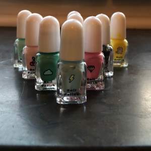 Säljer ett superfint nagellack set med nio små förpackningar 💫