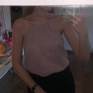 Glittrig topp - Säljer denna glittertopp i ljusrosa. Från h&m i storlek 36. Använd 1 gång, nyskick.