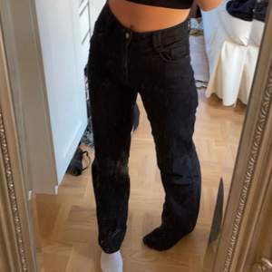 Ett par svarta vida midwaist jeans från zara! Väldigt fina! Sparsamt använda och inga defekter alls! Skriv till mig för intresse och mer info❤️ säljer pågrund av att jag har för många jeans... (säljer fler jeans i min profil gå in och titta) 