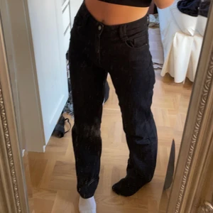 Svarta vida jeans - Ett par svarta vida midwaist jeans från zara! Väldigt fina! Sparsamt använda och inga defekter alls! Skriv till mig för intresse och mer info❤️ säljer pågrund av att jag har för många jeans... (säljer fler jeans i min profil gå in och titta) 