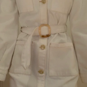 Jeans klänning  - En somrig krämvit jeansklänning med ett fint spänne runt midjan , super till sommaren🌸 går lite över knäna 💕