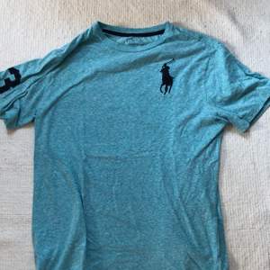 En Ralph Lauren t-shirt i strl XL/18-20, använd ett par gånger. Bra skick och felfri. Nypris:550kr.