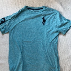 Ralph Lauren t-shirt strl XL/18-20 - En Ralph Lauren t-shirt i strl XL/18-20, använd ett par gånger. Bra skick och felfri. Nypris:550kr.