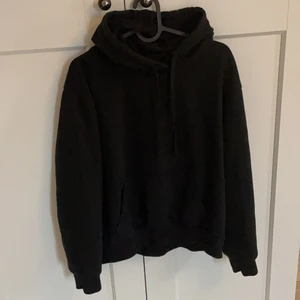 Svart hoodie - Svart hoodie som passar till allt, använd ett par gånger och är i fint skick!