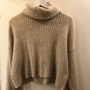 Beige stickad - Jättesnygg beige stickad tröja med polokrage💕