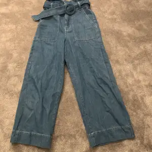 Jätte fina jeans från Bershka. Har nästan inte kommit till användning, därför säljs de. Ett spänne håller på att lossna, men de går att sy. Buda från 200kr eller köp direkt för 300kr. Köparen står för frakt!