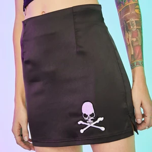 Current mood skull skirt  - Aldrig använd, säljes pga felköp. 