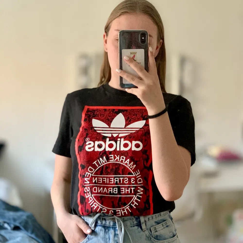 Säljer min adidas t-shirt då den inte riktigt är min stil. Väldigt coolt tryck som är helt och hållet, inga sprickor eller skav.. T-shirts.