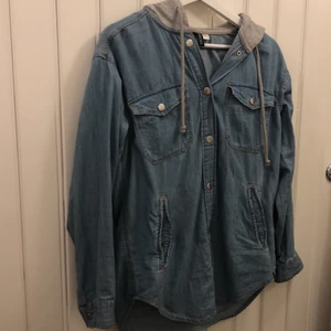 Jeans-sweatshirt  - Ascool jeans-sweatshirt i ett fint begagnat skikt från h&m. Pris kan såklart diskuteras och köparen står för frakt. Övriga frågor kan besvaras i kommentarerna 💕.