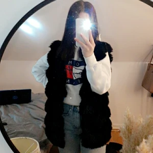 Tommy hilfinger hoodie - Säljer min vita tommy hilfinger hoodie stl s passar även xs