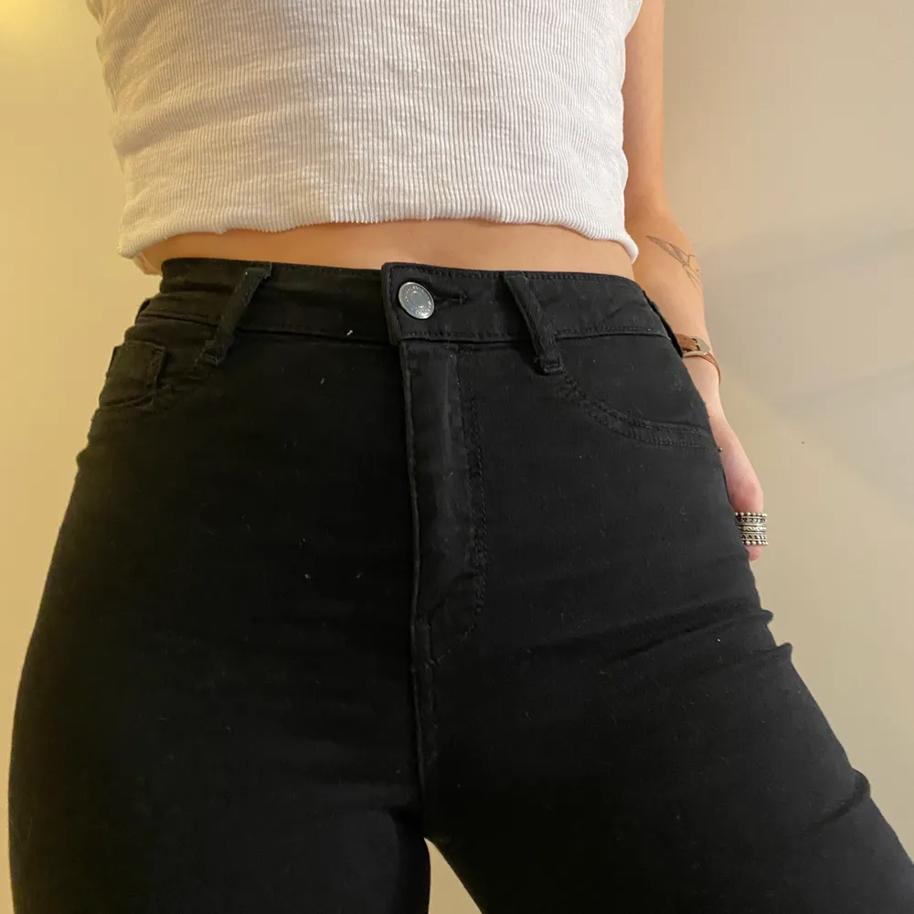 🦋 superanvändbara svarta, tighta, högmidjade jeans. perfekt basplagg i garderoben. väldigt stretchigt material. visas på mig som är 174 cm lång. i nyskick. 🦋 frakten är ej inkluderad i priset! 🦋. Jeans & Byxor.