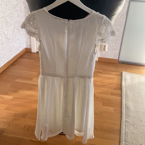Vit sommarklänning med spets och merch storlek 34 - Jättefin vitklänning till tex student eller skolavslutning 