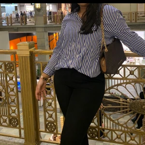 Blå skjorta - Skjorta med blåa ränder, använts sparsamt☺️