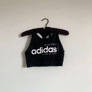 Adidas sportbh/topp - En sportbh/topp från Adidas i storlek S. Används för lite, frakt tillkommer!🌸