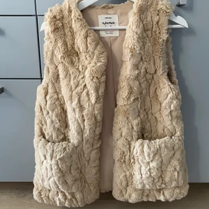 Pälsväst  - Säljer denna fina pälsväst i storlek 164 men passar xs/s! 