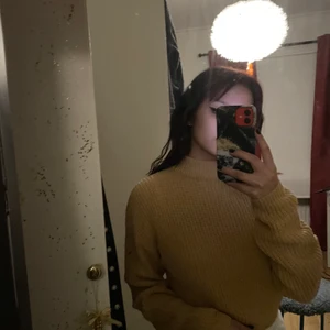 Beige stickad tröja - Den är croppad med en liten polo krage, använder den inte längre så det är därför jag säljer den, det finns inga defekter på den och själva materialet är ”hårt” så den går inte lätt sönder