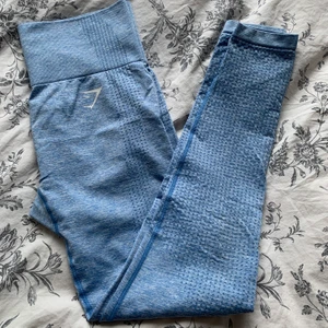Gymshark tights S - Blåa gymshark tights i storlek S✨                                           ❌Reva bak syns bara när man böjer sig❌