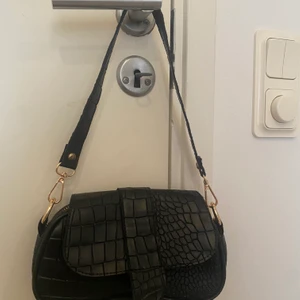 Väska  - Säljer denna super söta lilla väskan från Boohoo som tyvärr inte kommer till min användning längre.