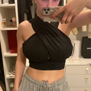Topp  - Svart top från gina tricot som går att ha på olika sätt🖤endast använd en gång (strl 32 men mer som en S)