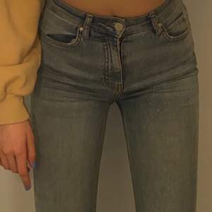 Fina ljusa Jeans från Gina💘 storlek S, passar XS, ordinarie pris 499